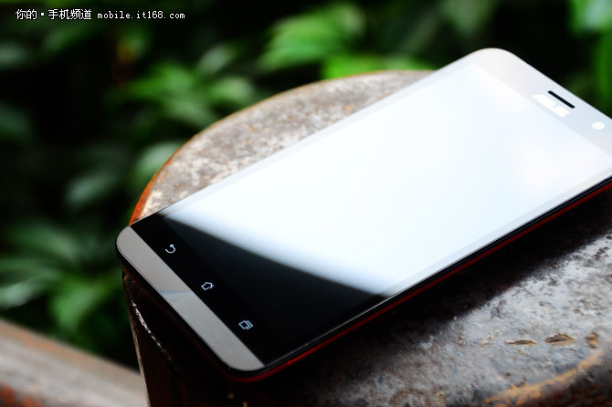 4GB超大運(yùn)存 華碩ZenFone2全民版1299元