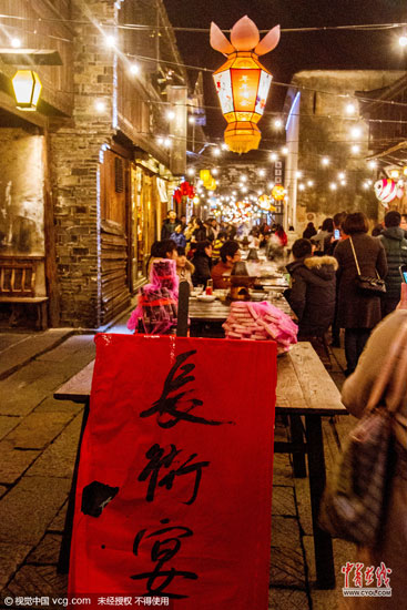 浙江省桐鄉(xiāng)市烏鎮(zhèn)西柵景區(qū)火樹銀花不夜天，游客游覽購物、摩肩接踵，感受水鄉(xiāng)古鎮(zhèn)的夜晚風(fēng)情。(圖片作者：王子瑞)