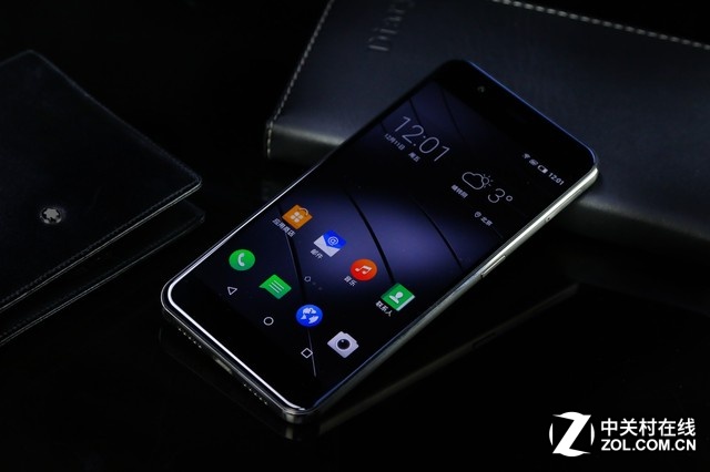 Gigaset ME pro采用1920x1080像素的5.5英寸屏幕，高通驍龍810處理器，3GB RAM+32GB ROM，以及800萬像素+后置2000萬像素的組合，電池容量4000mAh。相比Gigaset ME，除了機身更大、在后置攝像頭配置以及電池上優勢明顯。