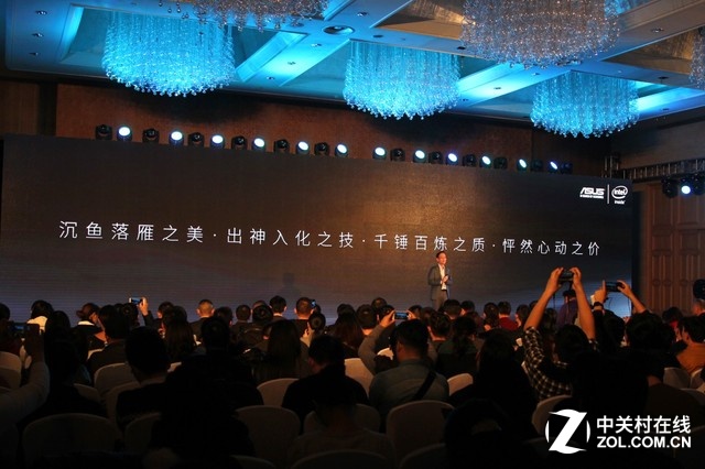主打3倍光學(xué)變焦的華碩鷹眼依舊搭載了強(qiáng)勁的Intel Atom處理器和4GB運(yùn)存，機(jī)身加入了金屬邊框和小牛皮高檔皮革，為手機(jī)帶來全方位的旗艦體驗(yàn)。2.5GHz/128GB版售價3199元，2.3GHz/64GB版本僅售2799元，目前已經(jīng)在京東接受預(yù)定，12月18日正式開售。