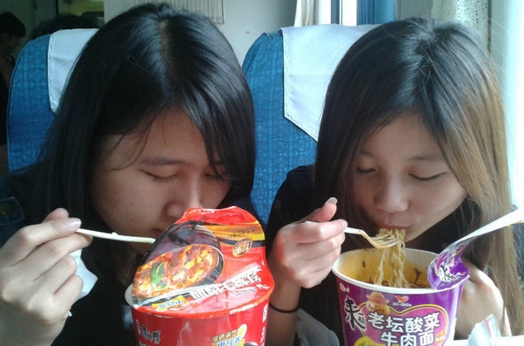 盒飯太坑！高鐵為何不賣方便面？鐵總說出真相...