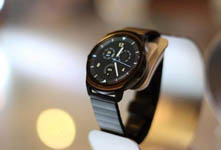 武大校花佩戴Ticwatch 2街拍照 沉魚(yú)落雁閉月羞花