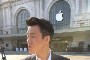 iPhone7發(fā)布會(huì)邀請(qǐng)唯一中國(guó)明星：蘋(píng)果總部門(mén)前啃蘋(píng)果