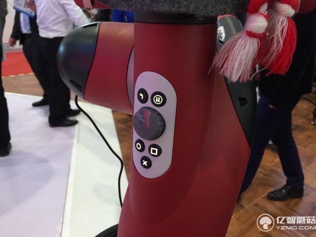 誰說機械臂就一定粗魯？這個機器人你碰一下它就不動了