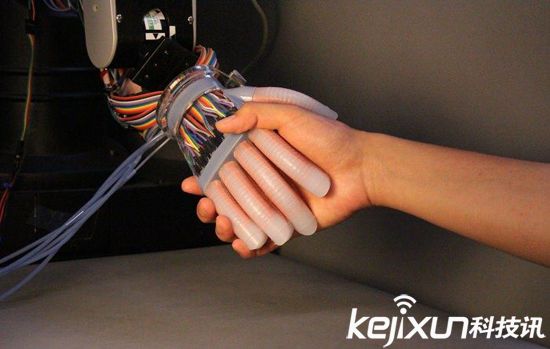 科學家研制柔性機器人手 可感知物體形狀紋理