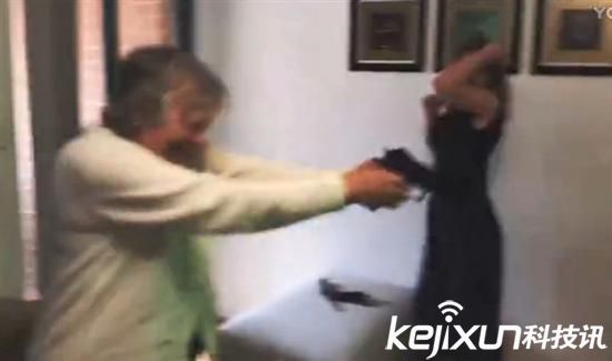 80歲老奶奶玩PS VR 掏出真槍射擊屏幕！
