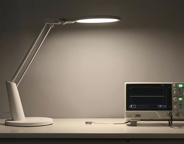 小米眾籌Yeelight智能護(hù)眼臺(tái)燈在京東首發(fā) 499元。