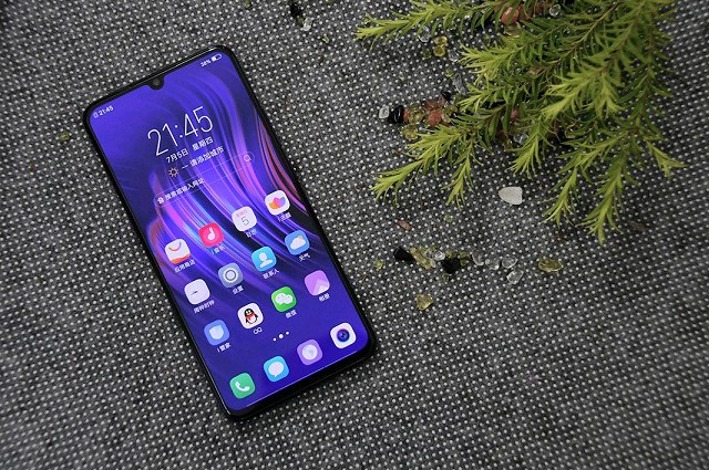 vivo X23幻夜藍(lán)版圖賞:炫光漸變色設(shè)計，在光線下十分純美