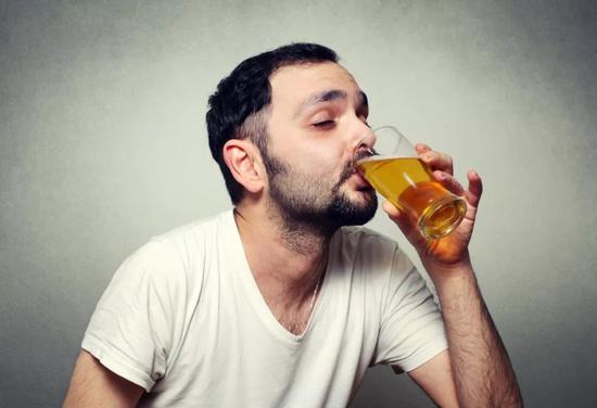 喝口啤酒壓壓驚。圖片來源：圖蟲創意